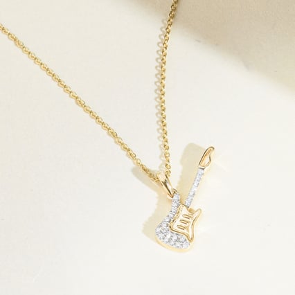 Zlatý prívesok s diamantom v tvare gitary Amie