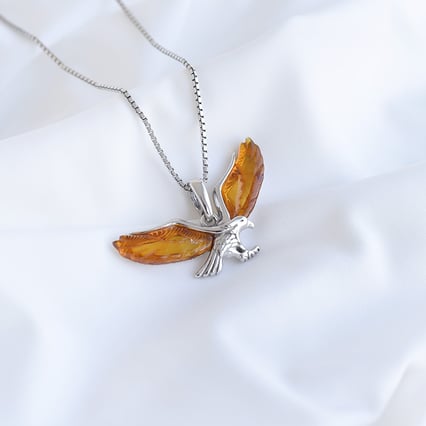 Strieborný prívesok v tvare orla s jantarmi Livie