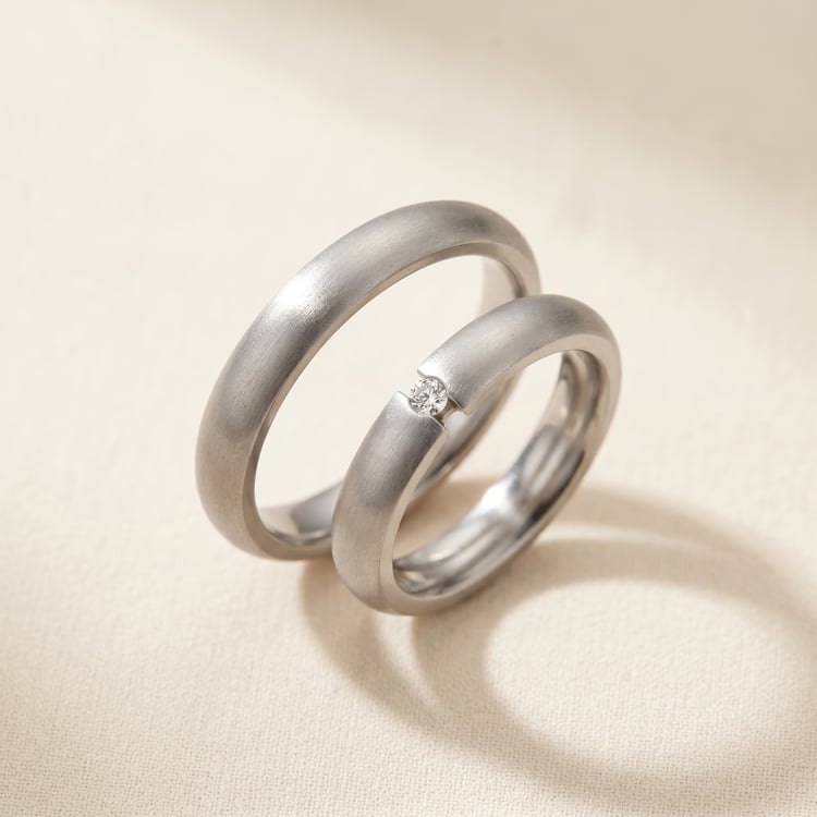 Polokruhové titánové snubné prstene s diamantom Edva 168564