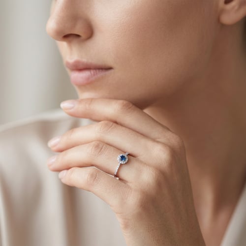 Strieborný halo prsteň s modrým zafírom a lab-grown diamantmi Lys
