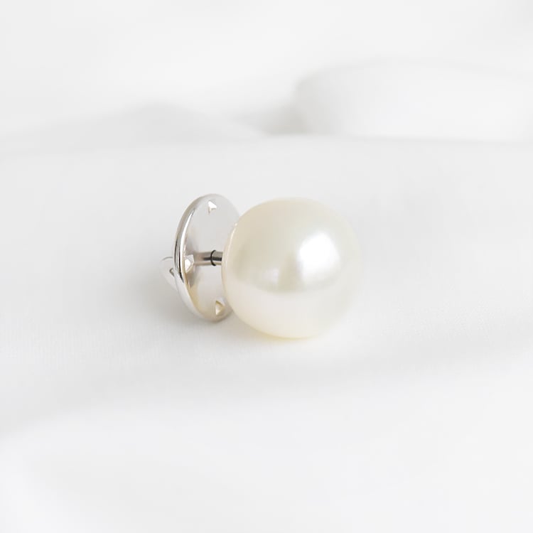 Minimalistická brošňa s bielou perlou 91321