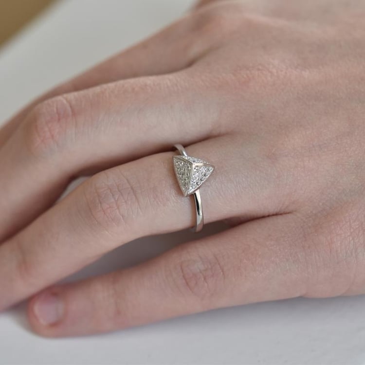 Strieborný prsteň so zirkónmi 26357