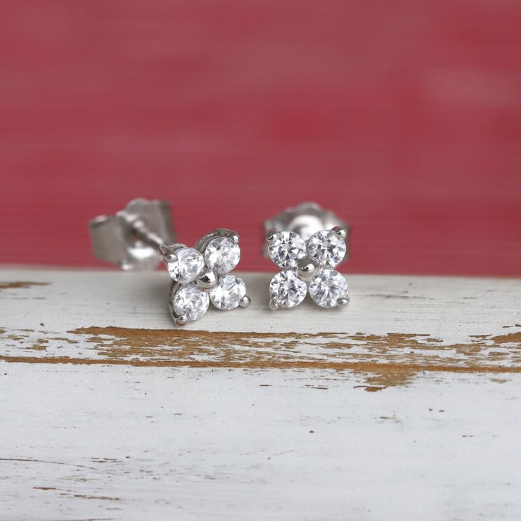 Strieborné náušnice s lab-grown diamantmi v tvare kvetiny Dorothee 104186