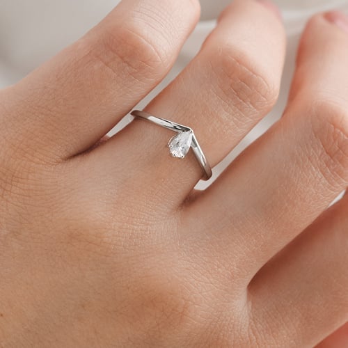 Vykrojený zásnubný prsteň s pear diamantom Ingrid