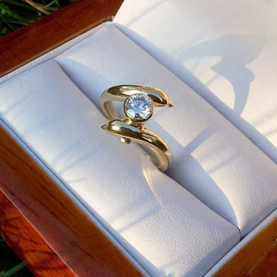 Zlatý prsteň v tvare delfínov