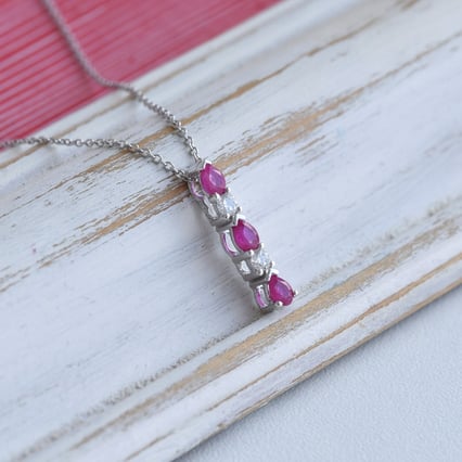 Elegantný prívesok s diamantmi a rubínmi Anjali