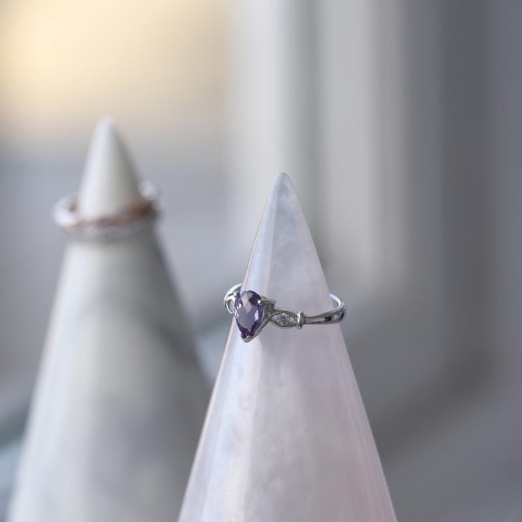 Prsteň s alexandritom a zirkónmi 86414