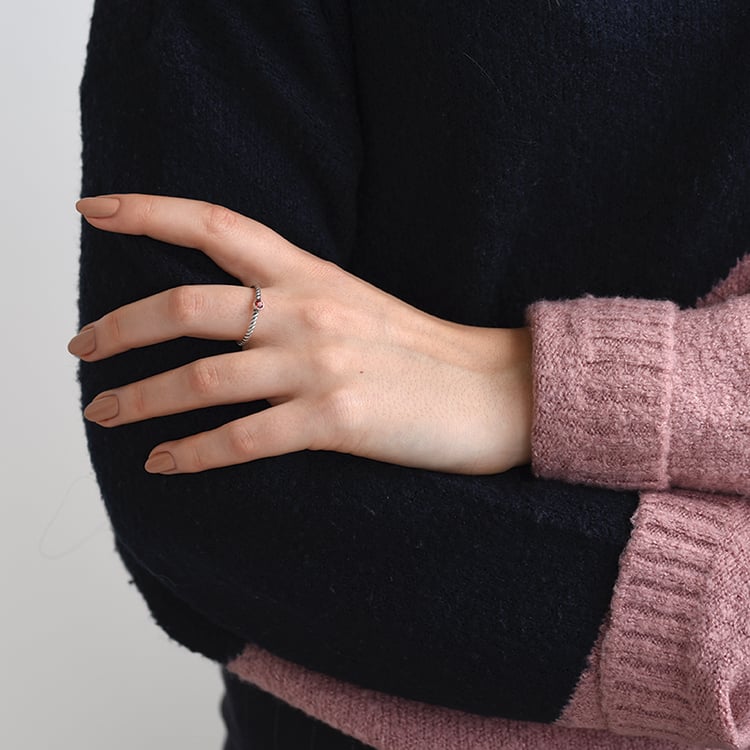 Granátový strieborný prsteň 59107