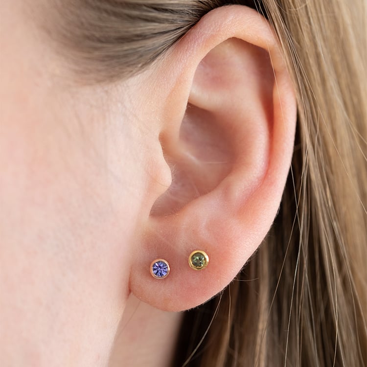 Minimalistické bezel náušnice so zelenými zafírmi Viosa 123817