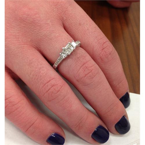 Zlatý zásnubný prsteň s princess diamantmi 4514