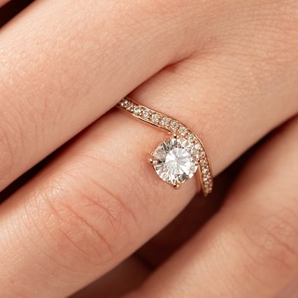 Atypický zásnubný prsteň s diamantmi Clea