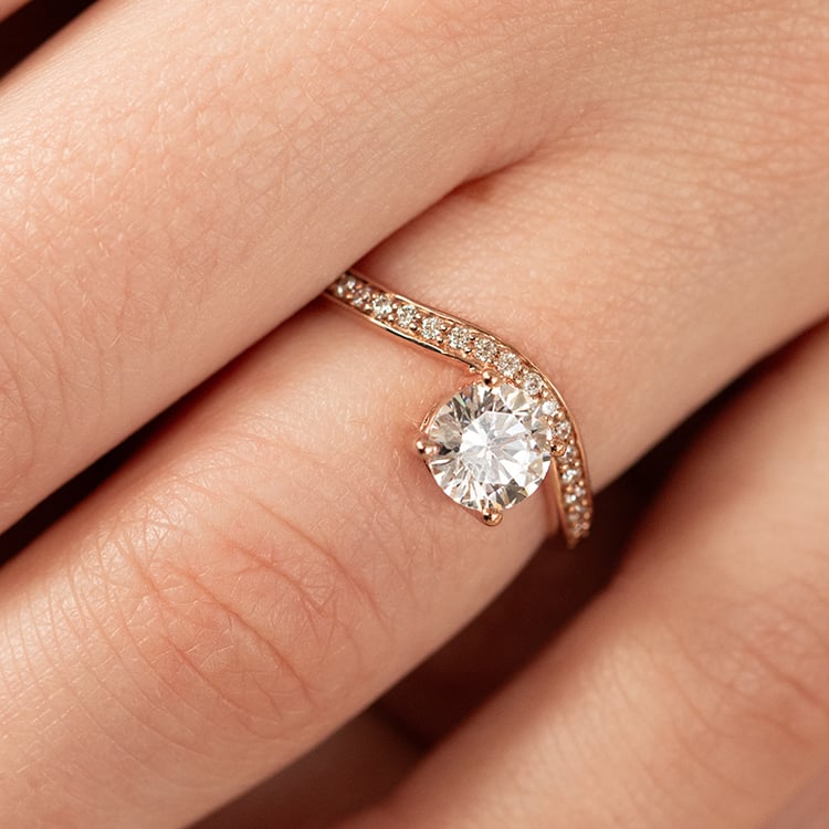 Atypický zásnubný prsteň s diamantmi Clea 137605