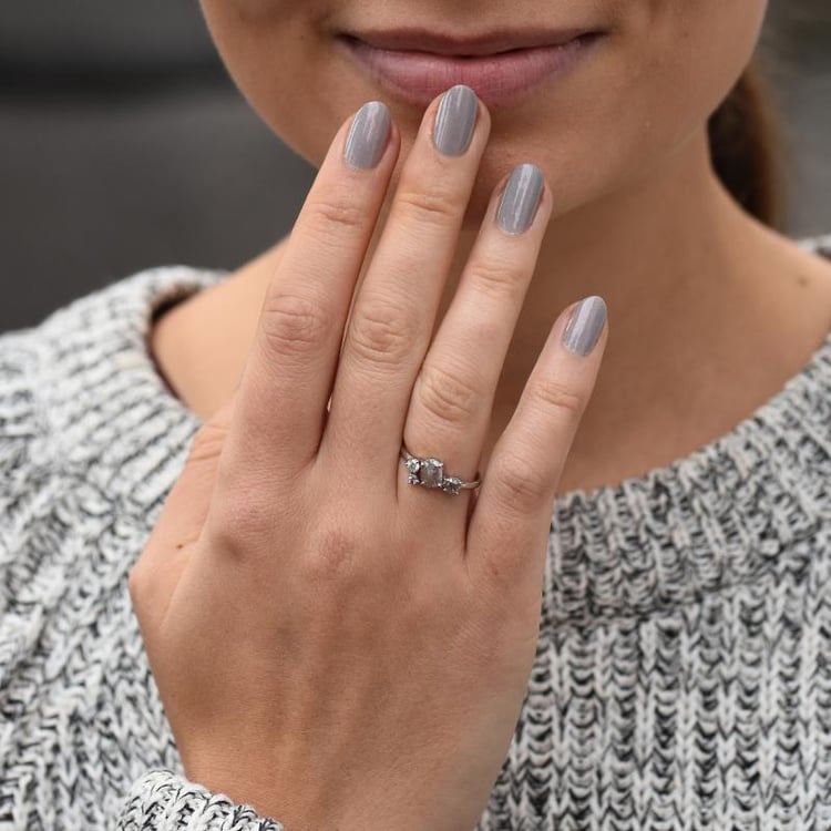 Zlatý netradičný prsteň s diamantmi 49090