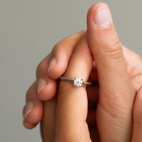 Zásnubný prsteň so srdiečkom a diamantom Lenal
