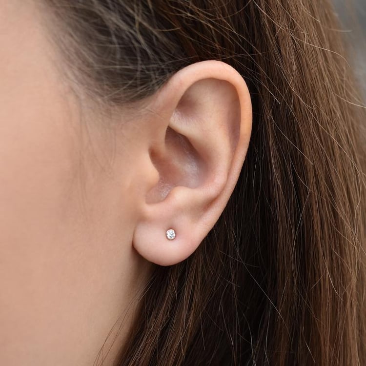 Strieborné minimalistické bezel náušnice s lab-grown diamantmi Viosa 150309