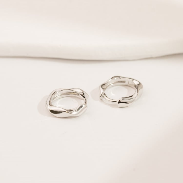 Vlnité kruhové náušnice zo striebra Perica 164434