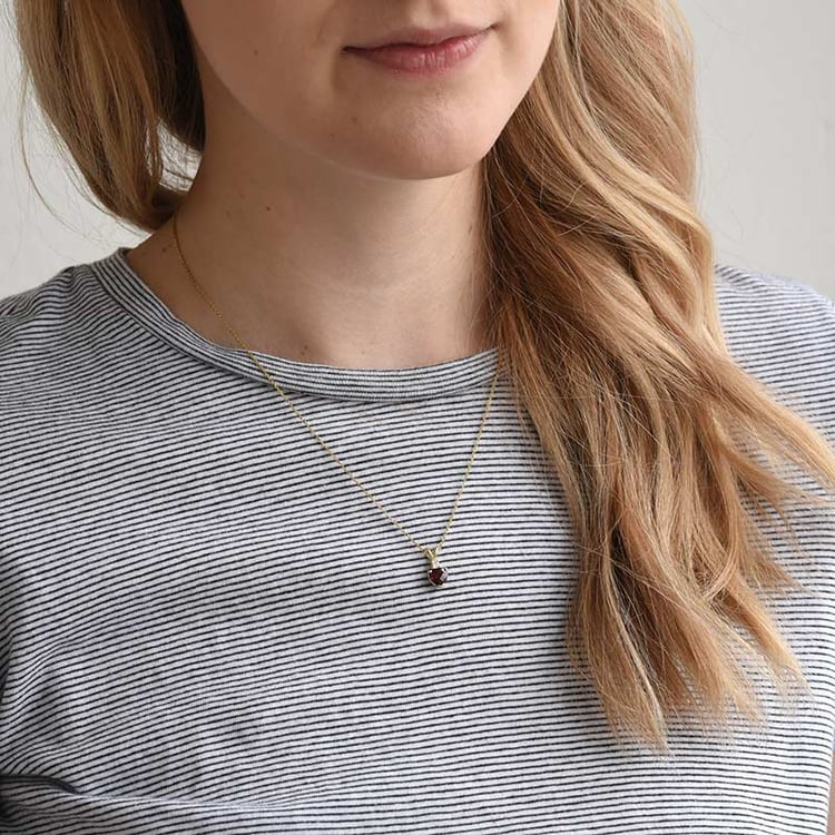 Zlatý náhrdelník s granátom a diamantom 69282