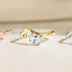 Zásnubný prsteň s oval lab-grown diamantom Carrie