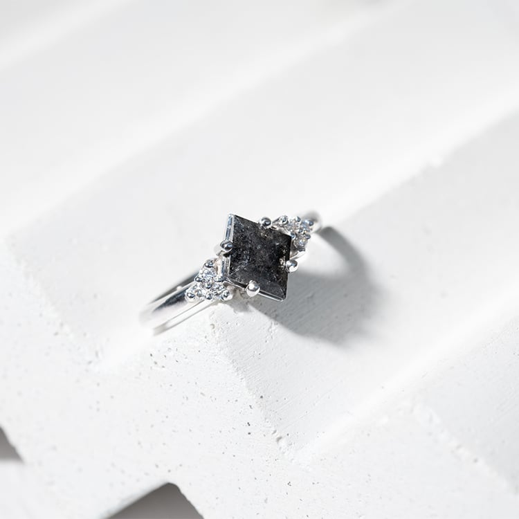 Unikátny prsteň so salt and pepper diamantom Dash 128965