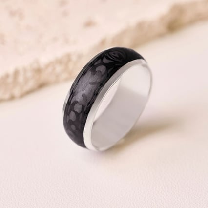 Plochý snubný prsteň z karbónu a striebra Robin