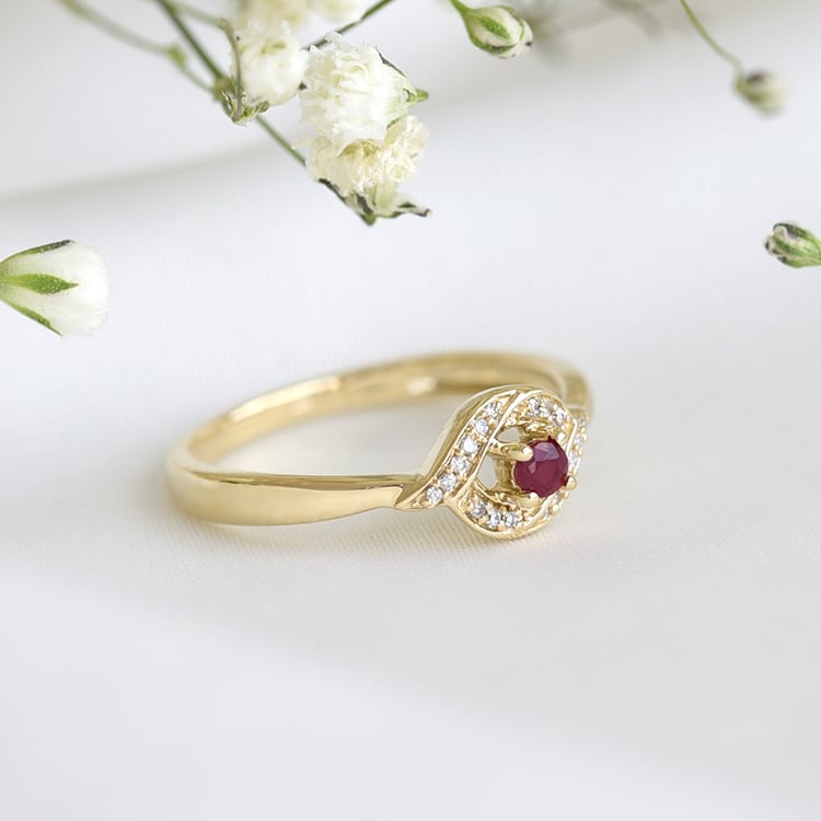Rubínový prsteň s postrannými diamantmi 78191