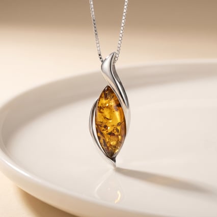 Strieborný prívesok s jantarom Lara