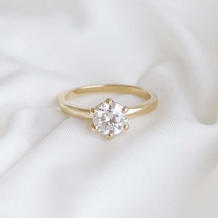 Zlatý zásnubný prsteň s moissanitom 93494