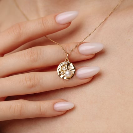 Strieborný prívesok s perlou a bielymi topásmi Alex