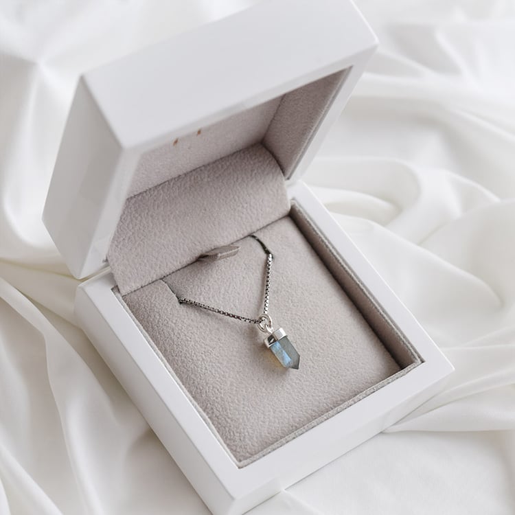 Elegantný strieborný prívesok s labradoritom 90322