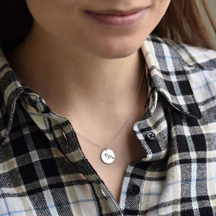 Strieborný prívesok so znamením a granátom Kozorožec 103442