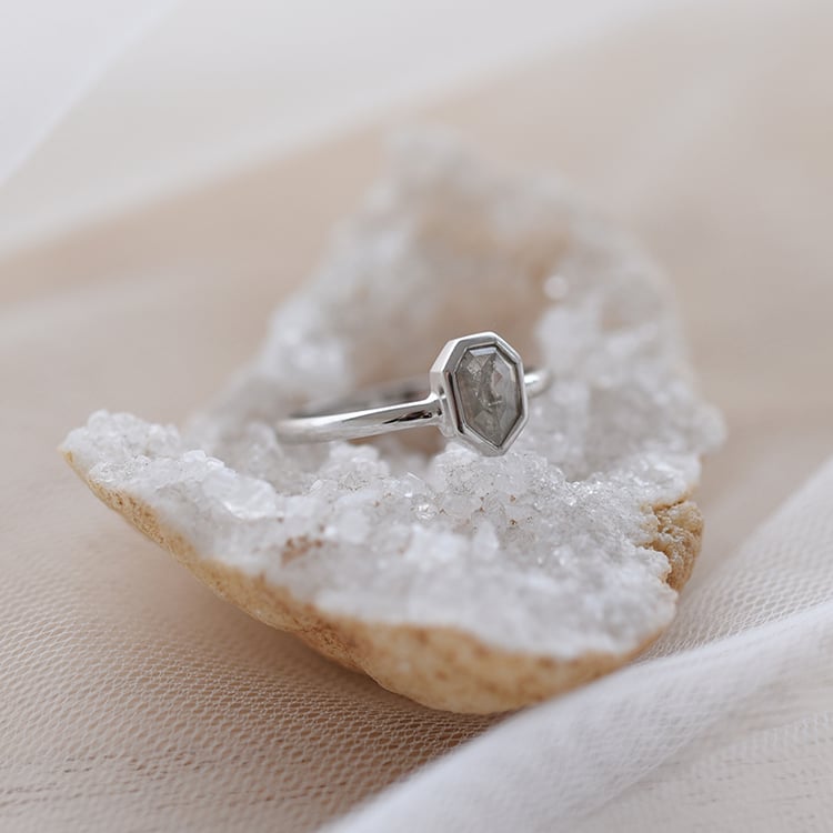 Prsteň so salt´n´pepper diamantem 60875