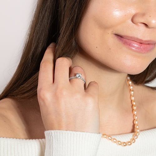 Zásnubný prsteň s moissanitom a lab-grown diamantmi Roselyn