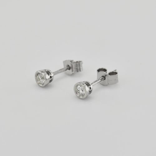 Náušnice s bezel osadenými 0.20 ct diamantmi Kamali