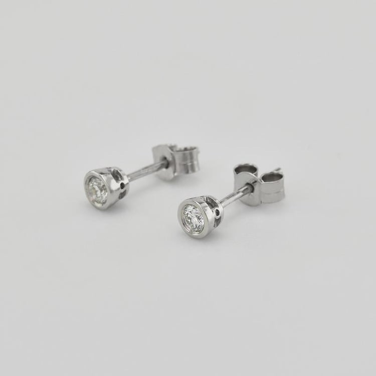 Zlaté náušnice s bezel osadenými 0.20 ct diamantmi 13394