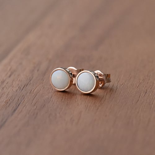 Zlaté minimalistické náušnice s bielymi opálmi Aster