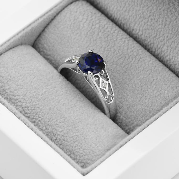 Strieborný prsteň so zirkónmi 47970