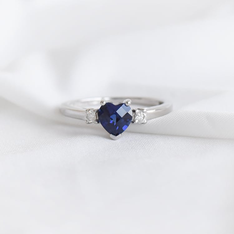 Zafírové srdce v pôvabnom zlatom prsteni s diamantmi 93704