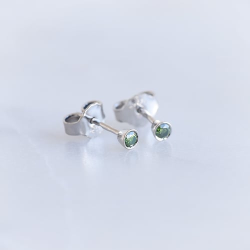 Minimalistické bezel náušnice so zelenými diamantmi Viosa
