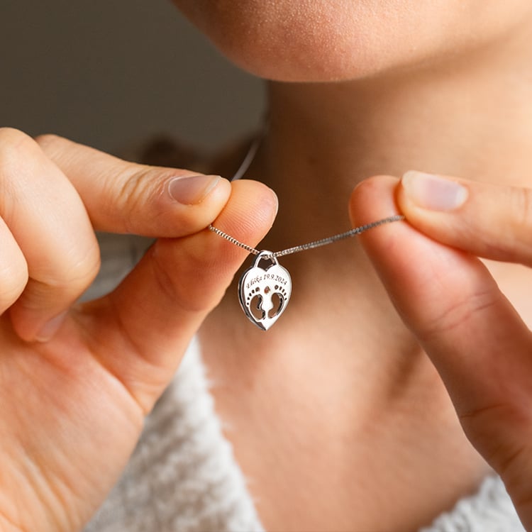 Zlatý prívesok detské nožičky s gravírom a drahokamom podľa výberu Sophia 146073