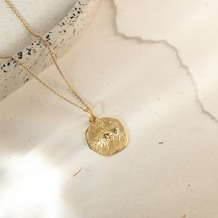 Zlatý prívesok so symbolmi znamenia zverokruhu Býk