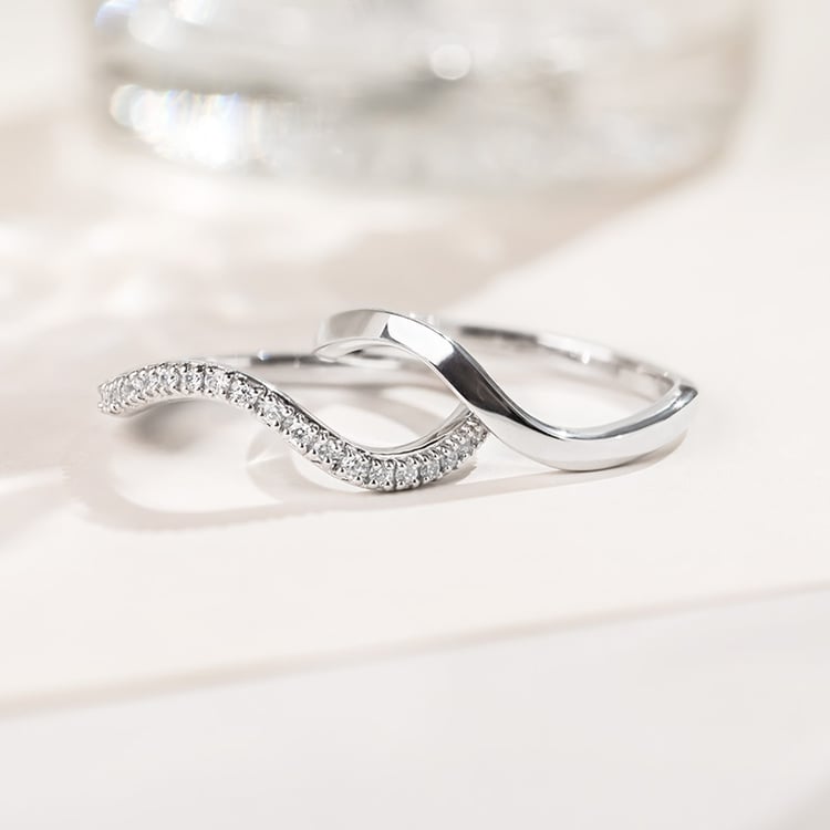 Zvlnená svadobná obrúčka s diamantmi 155100