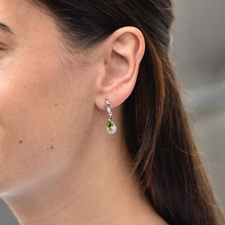 Visiace náušnice s olivínmi zo striebra 43711