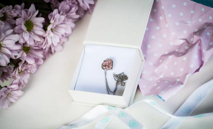 Strieborný srdiečkový zdobený medailón Alma 5999