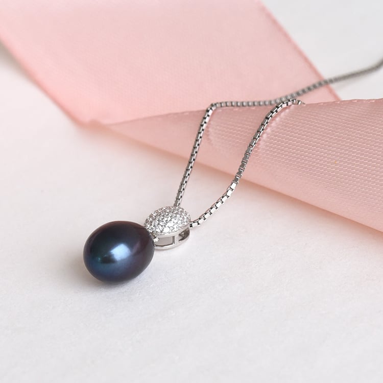 Prívesok zo striebra s čiernou perlou a zirkónmi 78112