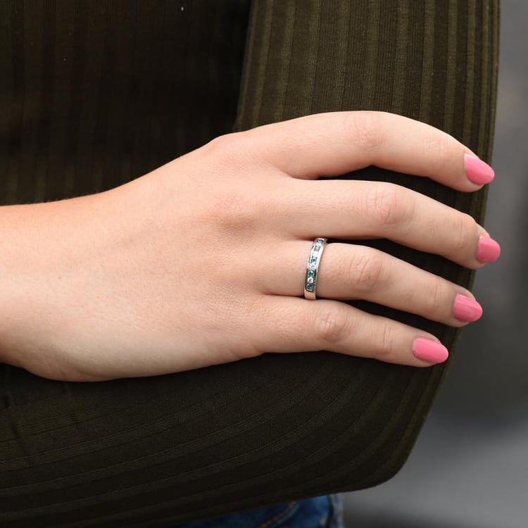 Platinový eternity prsteň plný smaragdov a diamantov 49764