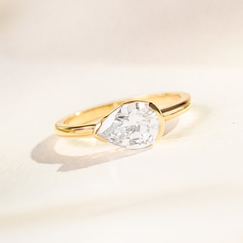 Zásnubný prsteň s half-bezel lab-grown pear diamantom Timarete