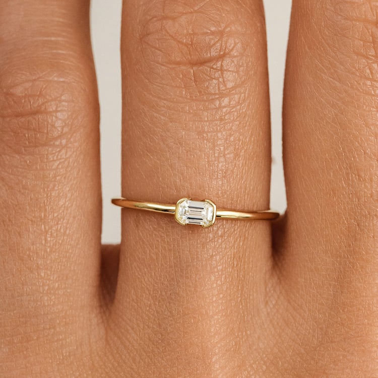 Minimalistischer Ring aus Silber mit einem Lab Grown Diamanten in Emerald-Form Henrik 162923