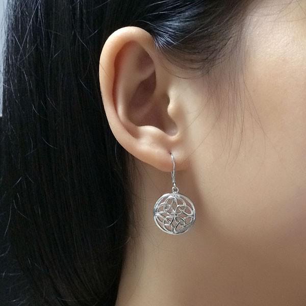 Visiace strieborné náušnice s keltskými vzormi Deandra 7527