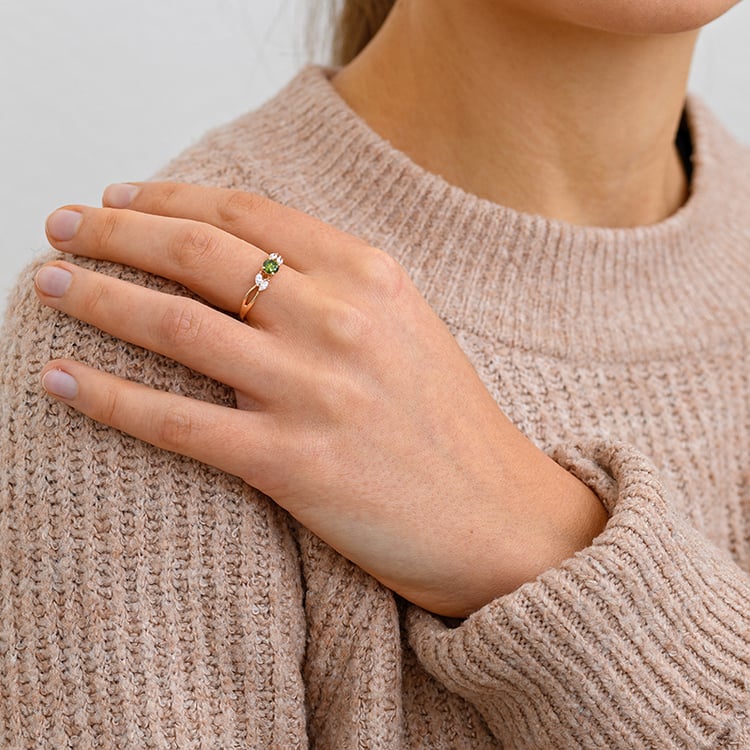 Zásnubný prsteň so zeleným diamantom a marquise lab-grown diamantmi Fera 133228