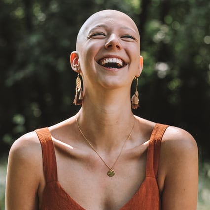 Strieborný pozlátený prívesok z kolekcie #ZaNormalniHolky s gravírom I shine